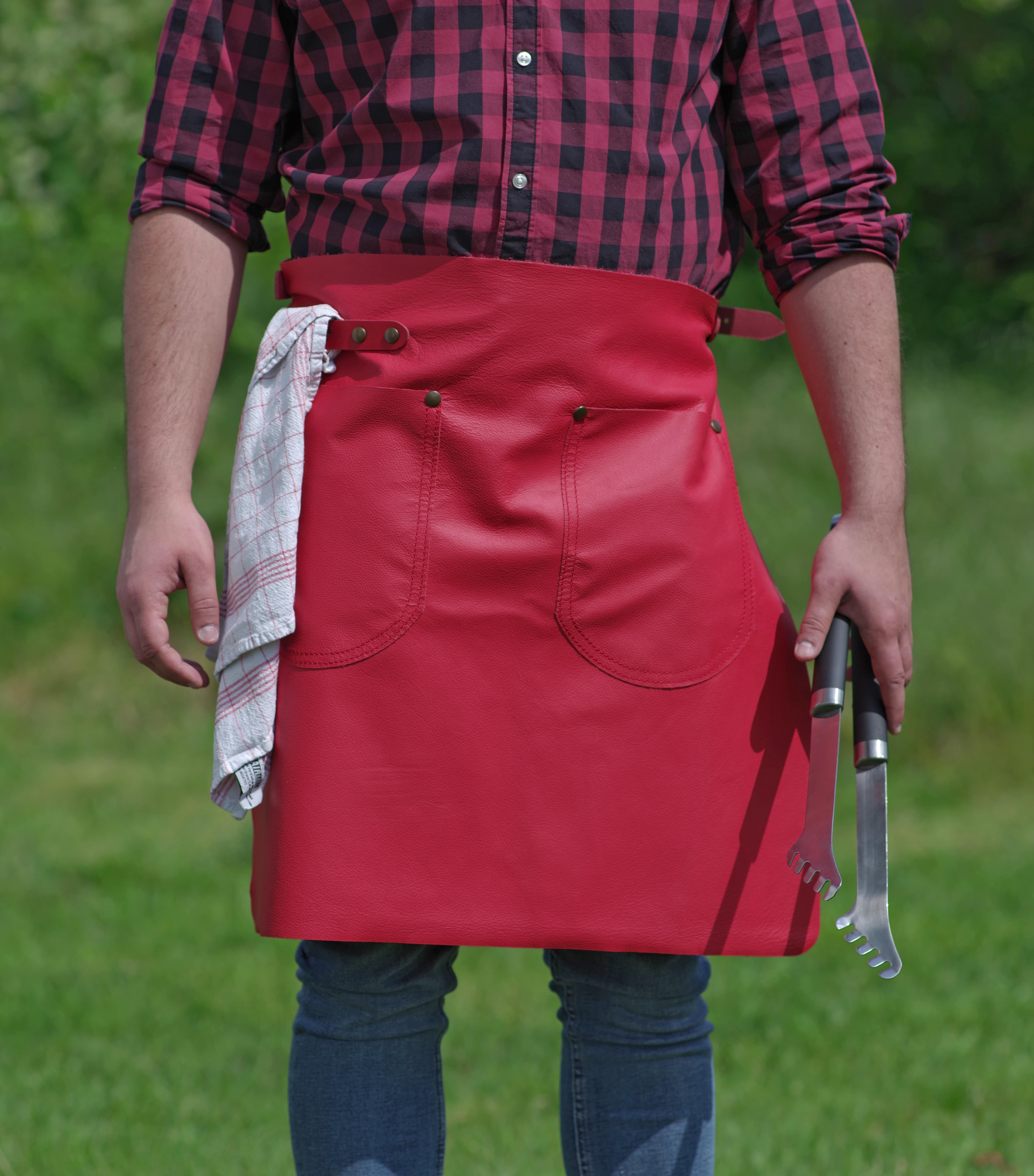 Detail der Hüftschürze mit Tasche und Handtuchhalter